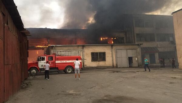 Сотрудники МЧС тушат пожар на складе в восточной части Бишкека - Sputnik Кыргызстан