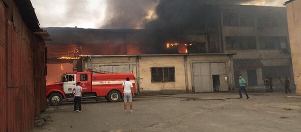 Пожар на складе в восточной части Бишкека - Sputnik Кыргызстан