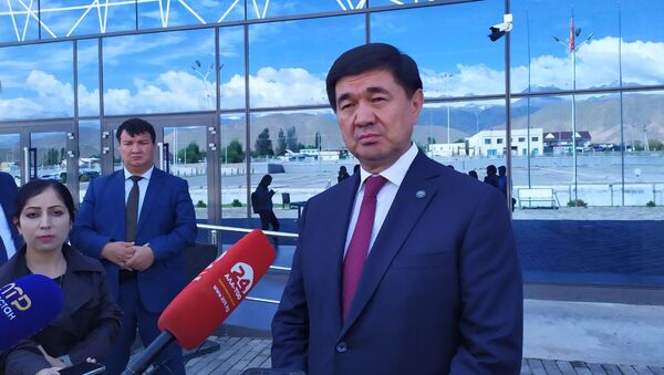 Премьер-министр Мухаммедкалый Абылгазиев отвечает на вопросы журналистов на конференции Современные векторы образования Кыргызстана в Чолпон-Ате - Sputnik Кыргызстан