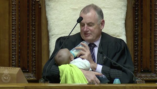 Спикер парламента Новой Зеландии Тревор Маллард на заседании с младенцем на руках. 21 августа 2019 - Sputnik Кыргызстан