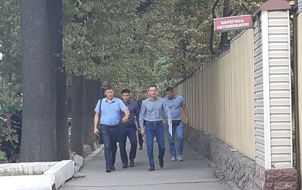 Бывший премьер-министр и экс-кандидат в президенты КР Омурбек Бабанов пришел на допрос в Госкомитет национальной безопасности - Sputnik Кыргызстан