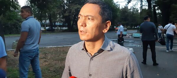 Экс-депутат ЖК Омурбек Бабанов отвечает на вопросы журналистов после допроса в ГКНБ - Sputnik Кыргызстан