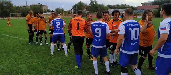 ЖККУнун Кант авиабазасынын футбол командасы Кыргызстандын эстрада, театр жана кино жылдыздарынын Арт-футбол командасы менен беттешти - Sputnik Кыргызстан