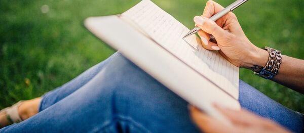 Девушка пишет на блокноте. Архивное фото - Sputnik Кыргызстан