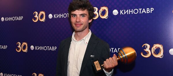 Режиссер Борис Акопов, получивший гран-при фестиваля за фильм Бык на церемонии закрытия 30-го Открытого фестиваля российского кино Кинотавр. - Sputnik Кыргызстан