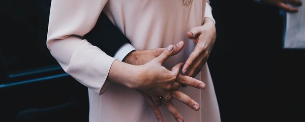 Муж и жена стоят в обнимку. Архивное фото - Sputnik Кыргызстан