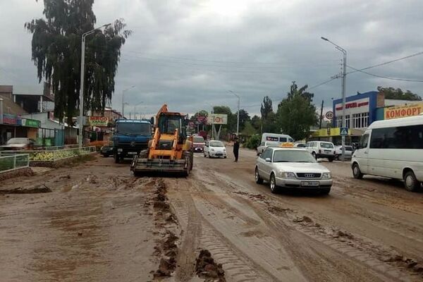 В городе Чолпон-Ата Иссык-Кульской области утром 24 августа сошел селевой поток и затопил часть центральных улиц и дворов - Sputnik Кыргызстан