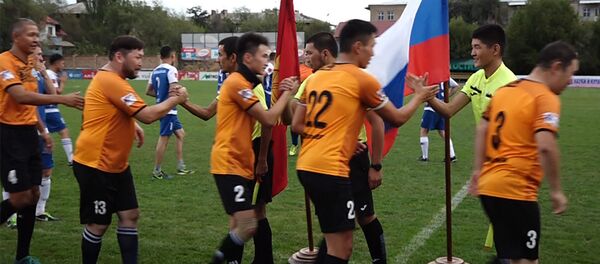 Как в Бишкеке играли в футбол артисты и военные — видео - Sputnik Кыргызстан