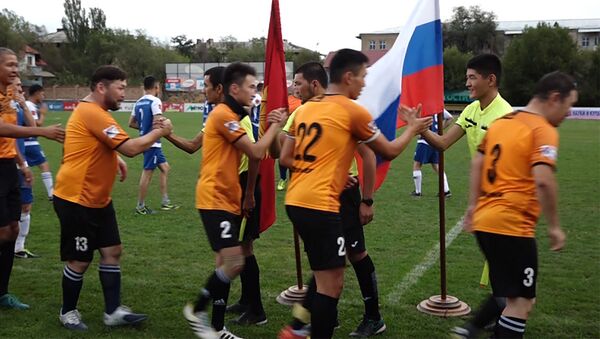 Как в Бишкеке играли в футбол артисты и военные — видео - Sputnik Кыргызстан