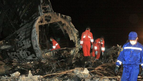 Спасатели на месте авиакатастрофы Boeing 737 недалеко от аэропорта Манас 24 августа 2008 года - Sputnik Кыргызстан