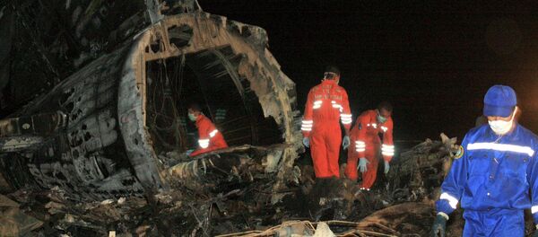 Спасатели на месте авиакатастрофы Boeing 737 недалеко от аэропорта Манас 24 августа 2008 года Спасатели на месте авиакатастрофы Boeing 737 недалеко от аэропорта Манас 24 августа 2008 года - Sputnik Кыргызстан