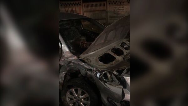 В Бишкеке столкнулись две машины — пострадала девушка. Видео - Sputnik Кыргызстан