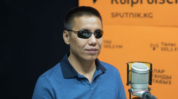Депутат Жогорку Кенеша Дастан Бекешев во время беседы на радио Sputnik Кыргызстан - Sputnik Кыргызстан