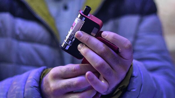 Парень с электронной сигаретой в руке. Архивное фото - Sputnik Кыргызстан