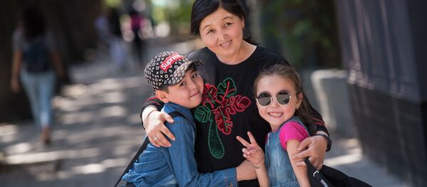 Төрт баланын энеси Аида Байтикова балдары менен - Sputnik Кыргызстан