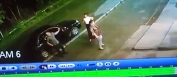 Кара-Көл: унаанын кош бойлуу аялды учура сүзгөнү видеого түшүп калган - Sputnik Кыргызстан