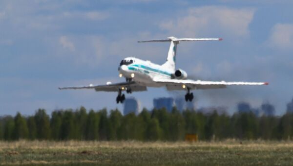 Самолет Ту-134 заходит на посадку. Архивное фото - Sputnik Кыргызстан