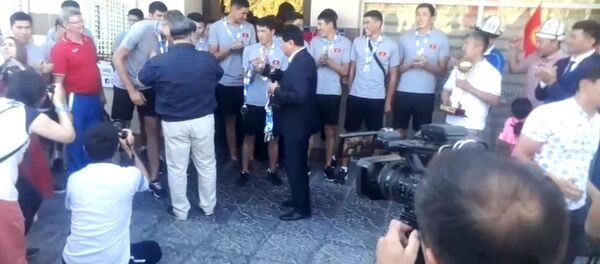 Азиянын аймактык чемпиону болгон КР волейболчулары өлкөгө келди. Видео - Sputnik Кыргызстан