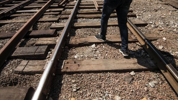 Мужчина идет по железнодорожным путям. Архивное фото - Sputnik Кыргызстан