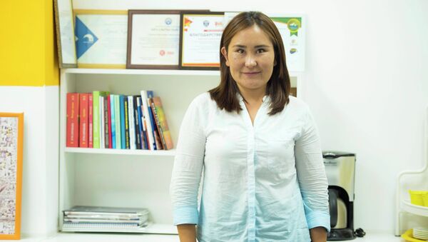 Специалист call-центра мэрии города Бишкек Элмира Элгондиева - Sputnik Кыргызстан