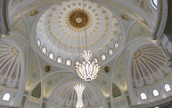 Она построена из белого мрамора с использованием в оформлении чистого золота и ручной росписи. - Sputnik Кыргызстан