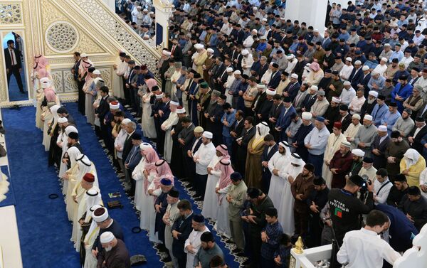 Мечеть Гордость мусульман способна вместить более 30 тысяч молящихся, а с учетом прилегающей территории — еще 70 тысяч. - Sputnik Кыргызстан
