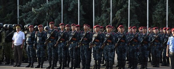 Развод-инструктаж сотрудников ОВД столичного гарнизона у Дома правительства Развод-инструктаж сотрудников ОВД столичного гарнизона у Дома правительства - Sputnik Кыргызстан