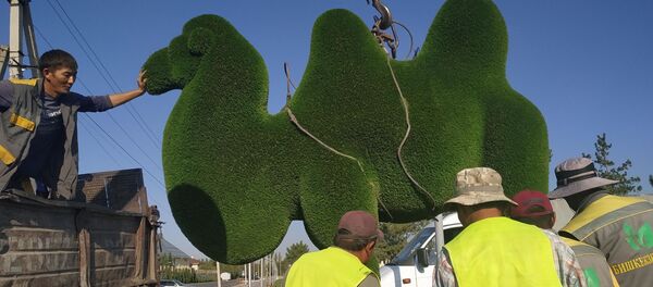 Установка зеленых топиарий в новом парке на Южной магистрали в Бишкеке - Sputnik Кыргызстан