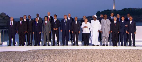 Любезности Трампа с дамами и месть Мелании — видео поцелуев на саммите G7 - Sputnik Кыргызстан