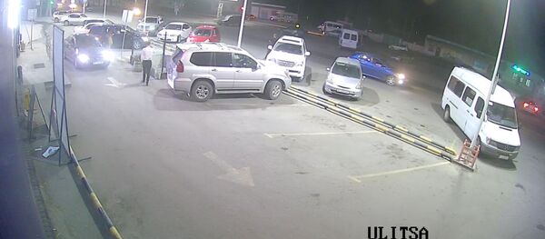 Семья села в авто, следующий миг стал роковым — видео ДТП с сыном Садыра Жапарова - Sputnik Кыргызстан