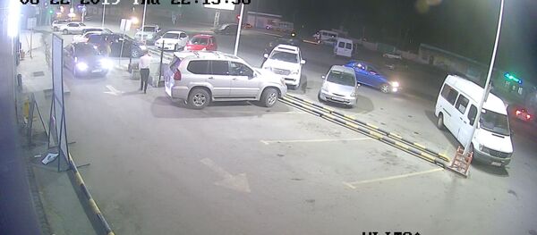 Садыр Жапаровдун уулу кагышкан унаада жаш үй-бүлө бараткан. Видео - Sputnik Кыргызстан