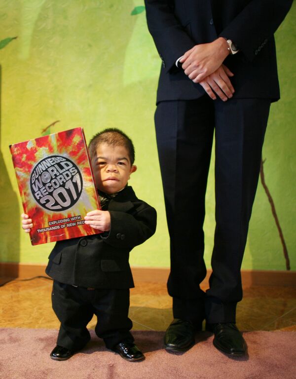 24-летний Эдвард Нино Эрнандес из Колумбии, признанный самым маленьким мужчиной в мире - Sputnik Кыргызстан