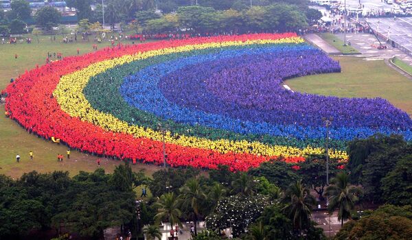 Около 31 000 студентов, преподавателей и выпускников Политехнического университета Филиппин создали «человеческую радугу» в центральном парке Манилы - Sputnik Кыргызстан