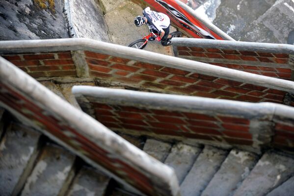 Велосипедист Ксавье Запата едет по лестнице монолита Пьедра дель Пенол в Гуатапе, Колумбия - Sputnik Кыргызстан