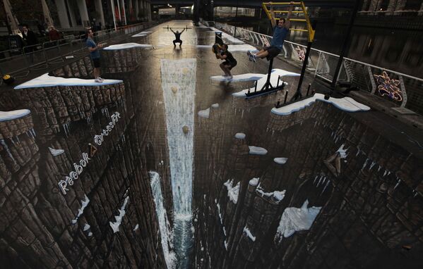 Композиция длиной в 105 метров в Лондоне, попавшая в книгу рекордов Гиннесса за самый большой уличный 3D-рисунок - Sputnik Кыргызстан