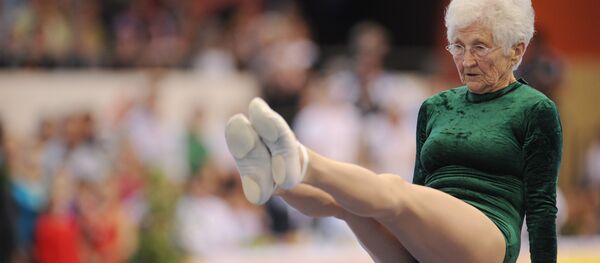 Немис гимнасты Йоханна Кваас 1925-жылы төрөлгөн. 2012-жылы эң улуу гимнаст катары мелдешке катышкан. - Sputnik Кыргызстан