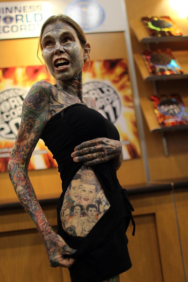 Самая татуированная женщина в мире по книге рекордов Гиннесса Джулия Гнусе  - Sputnik Кыргызстан