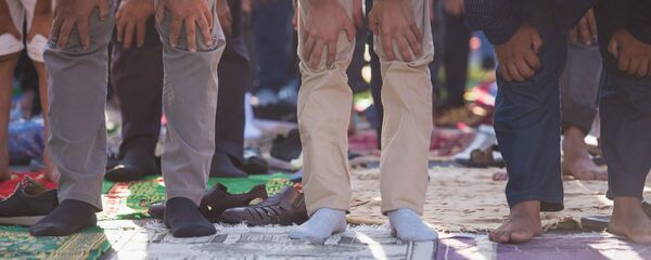 Праздничный намаз в честь Курман айта в Бишкеке - Sputnik Кыргызстан