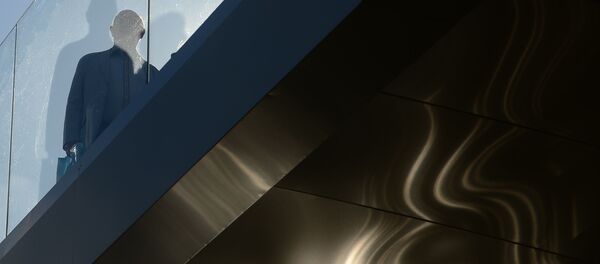 Мужчина идет по мосту. Архивное фото Мужчина идет по мосту. Архивное фото - Sputnik Кыргызстан