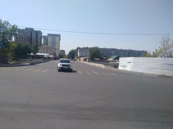 Шесть дней власти в Бишкеке не могут убрать кабель, мешающий движению авто - Sputnik Кыргызстан