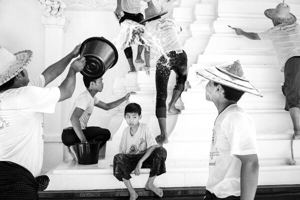 Снимок таиландского фотографа Graeme Heckels, занявший третье место в категории Single photo конкурса London Street Photography Festival  - Sputnik Кыргызстан