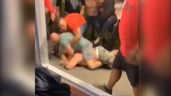 Мужчина отправил в нокаут легендарного бойца UFC в уличной драке. Видео - Sputnik Кыргызстан