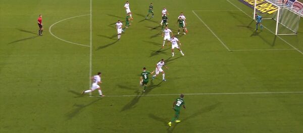 Футболист побежал целовать жену после гола, но его отменили. Видео - Sputnik Кыргызстан