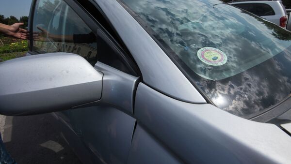 Наклейка об уплате налога на лобовом стекле автомобиля. Архивное фото - Sputnik Кыргызстан