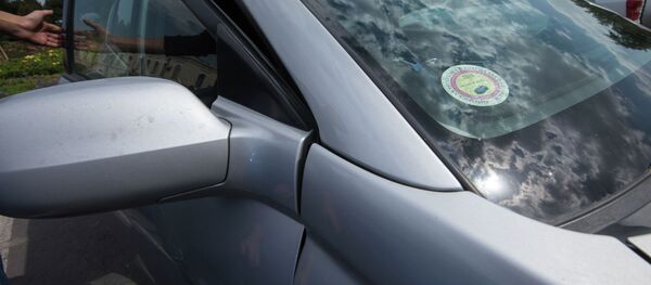 Наклейка об уплате налога на лобовом стекле автомобиля. Архивное фото - Sputnik Кыргызстан