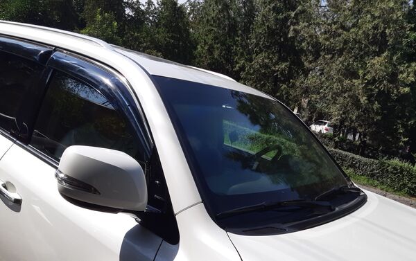 С передних боковых стекол автомобиля, на котором ездит экс-кандидат в президенты Омурбек Бабанов, сняли тонировку - Sputnik Кыргызстан