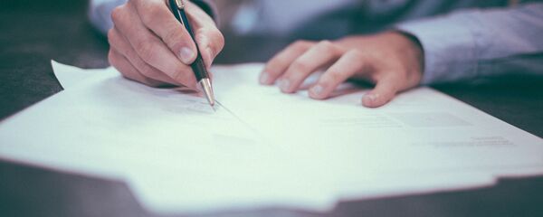 Офисный служащий подписывает документ. Архивное фото - Sputnik Кыргызстан