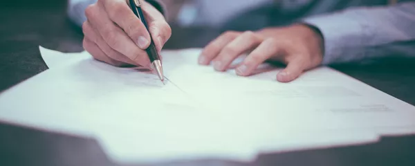 Офисный служащий подписывает документ. Архивное фото - Sputnik Кыргызстан