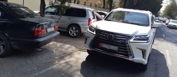 С передних боковых стекол автомобиля, на котором ездит экс-кандидат в президенты Омурбек Бабанов - Sputnik Кыргызстан