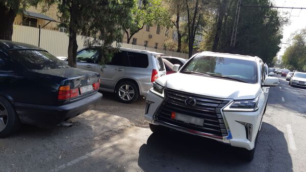 С передних боковых стекол автомобиля, на котором ездит экс-кандидат в президенты Омурбек Бабанов - Sputnik Кыргызстан